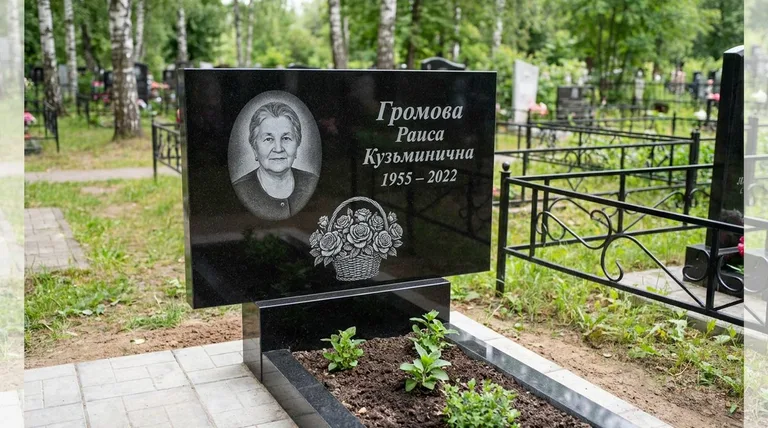 Памятник с гравировкой роз — выполненная работа «Громова» в Рязани