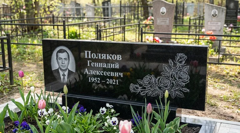 Памятник с гравировкой роз — выполненная работа «Поляков» в Рязани