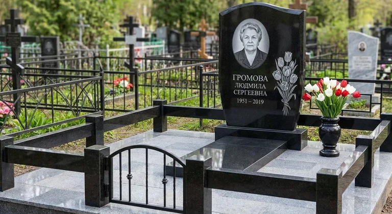 Памятник с гравировкой тюльпанов — выполненная работа «Громова» в Рязани
