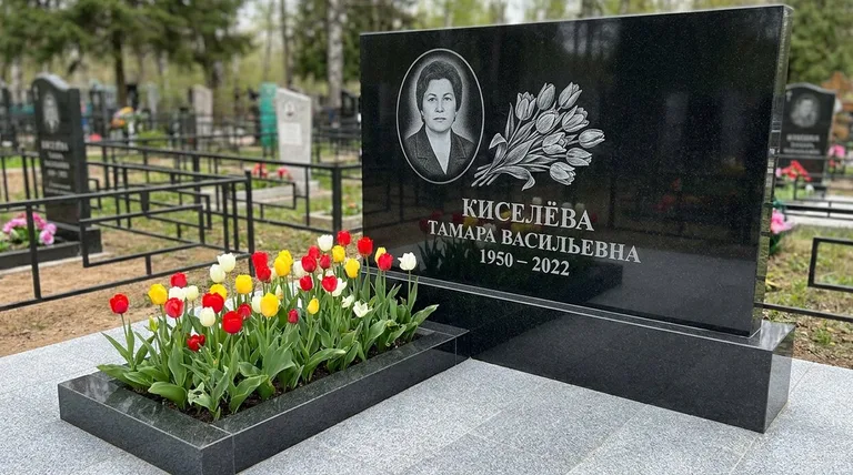 Памятник с гравировкой тюльпанов — выполненная работа «Киселёва» в Рязани