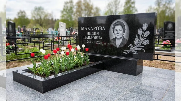 Памятник с гравировкой тюльпанов — выполненная работа «Макарова» в Рязани