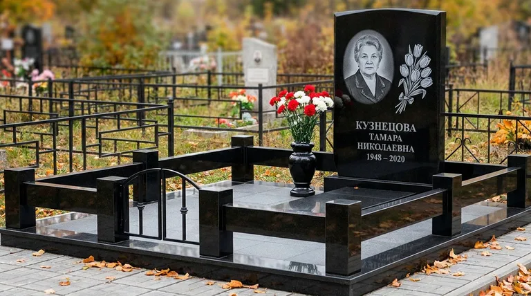 Памятник с гравировкой тюльпанов — выполненная работа «Кузнецова» в Рязани