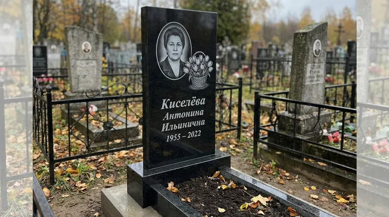 Памятник с гравировкой тюльпанов — выполненная работа «Киселёва» в Рязани