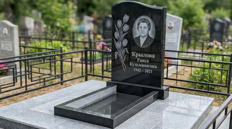 Памятник с гравировкой тюльпанов — выполненная работа «Крылова» в Рязани