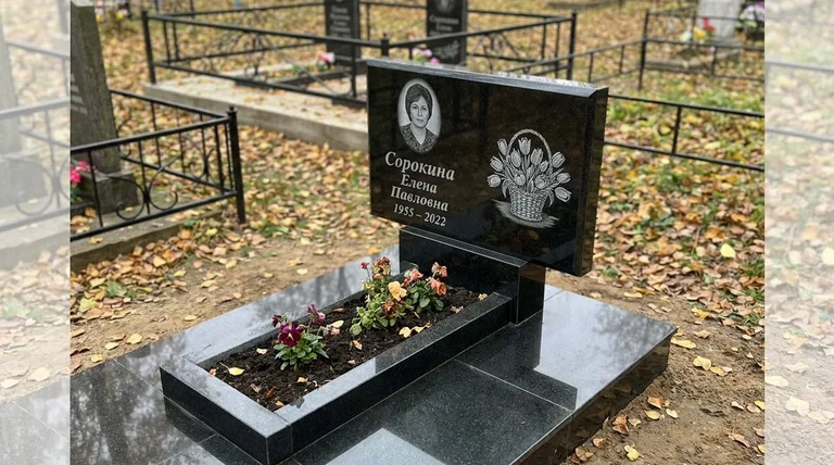 Памятник с гравировкой тюльпанов — выполненная работа «Сорокина» в Рязани