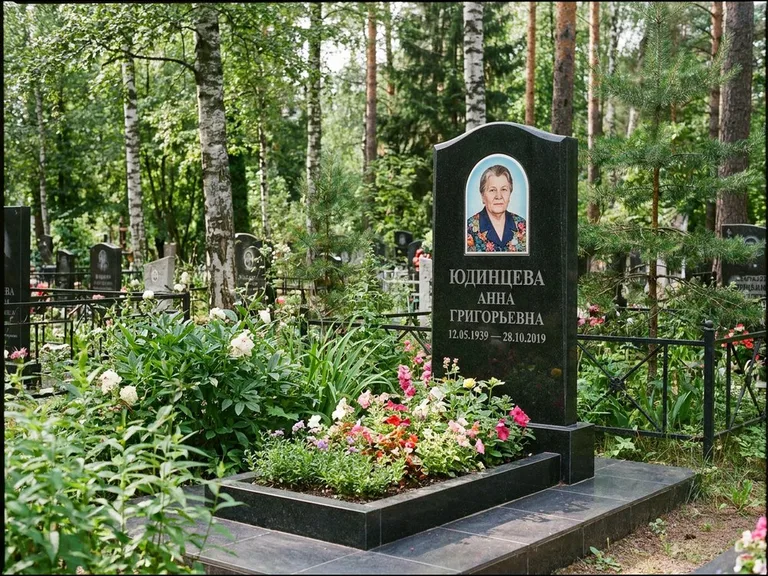 Овальный портрет на памятнике весной в Рязани