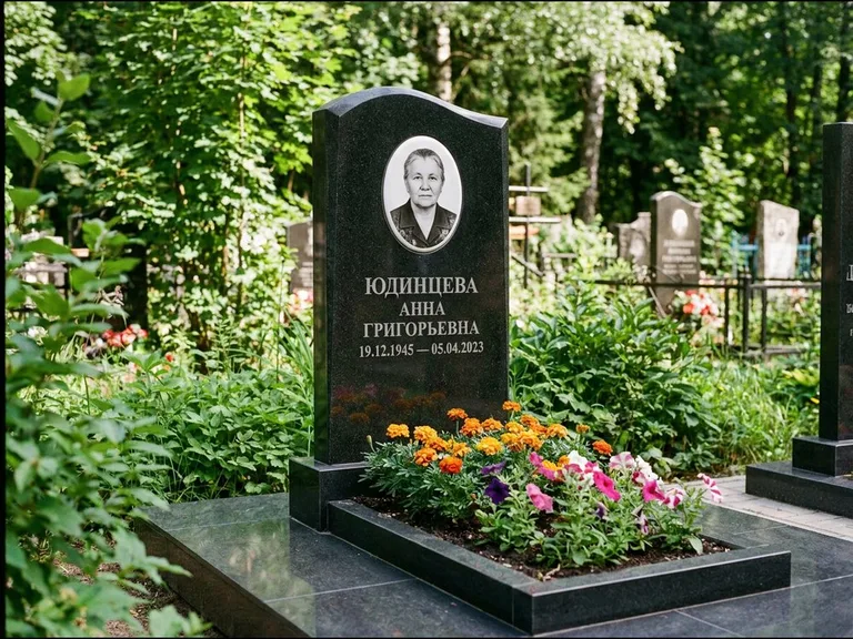 Овальный портрет на сером граните — работа «Юдинцева» в Рязани