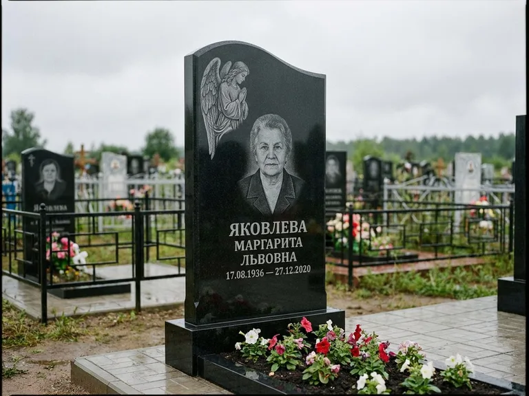 Памятник с гравировкой ангела — гравировка молящегося ангела в верхней части стелы, работа «Яковлева» в Рязани
