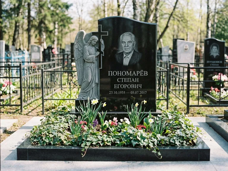 Памятник с гравировкой ангела — гравировка ангела с крестом рядом с эпитафией, работа «Пономарёв» в Рязани