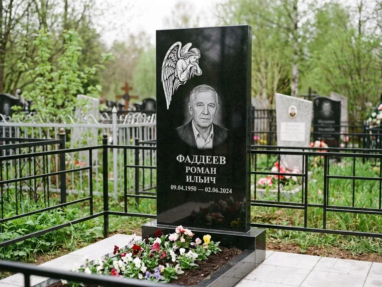 Памятник с гравировкой ангела — белая гравировка скорбящего ангела над портретом, работа «Фаддеев» в Рязани