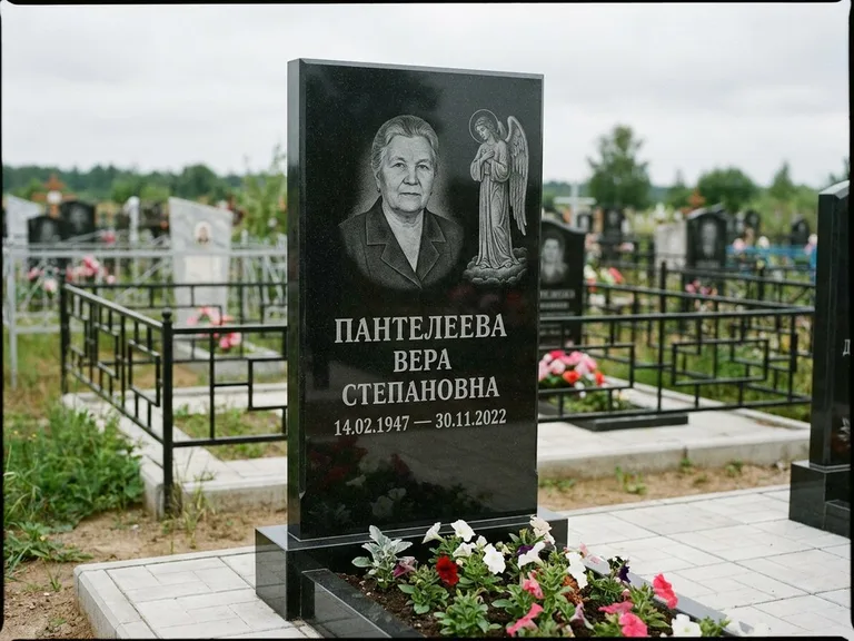 Памятник с гравировкой ангела — гравировка ангела-хранителя сбоку от портрета, работа «Пантелеева» в Рязани