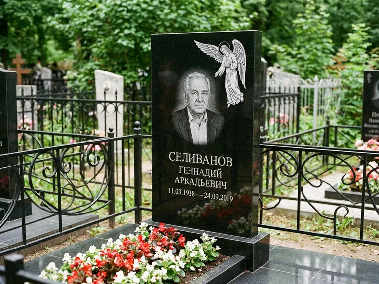 Памятник с гравировкой ангела — белая гравировка скорбящего ангела над портретом, работа «Селиванов» в Рязани