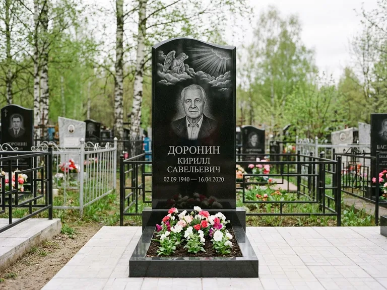 Памятник с гравировкой ангела — гравировка ангела в облаках с лучами над портретом, работа «Доронин» в Рязани