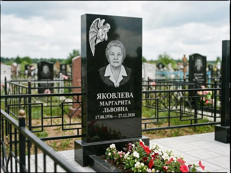 Памятник с гравировкой ангела — белая гравировка скорбящего ангела над портретом, работа «Яковлева» в Рязани