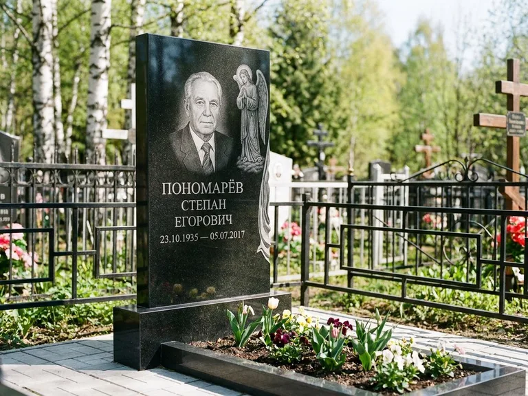 Памятник с гравировкой ангела — гравировка ангела-хранителя сбоку от портрета, работа «Пономарёв» в Рязани