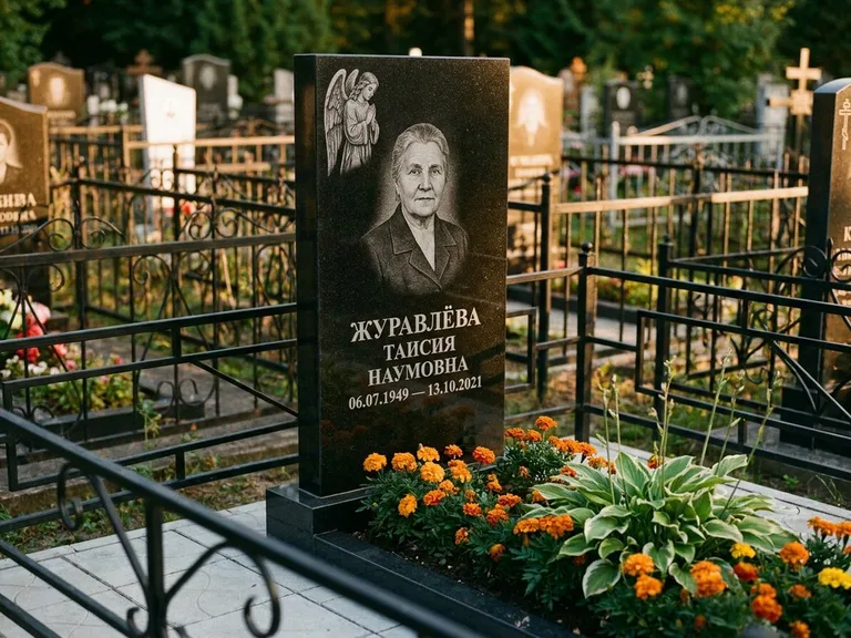 Памятник с гравировкой ангела — гравировка молящегося ангела в верхней части стелы, работа «Журавлёва» в Рязани