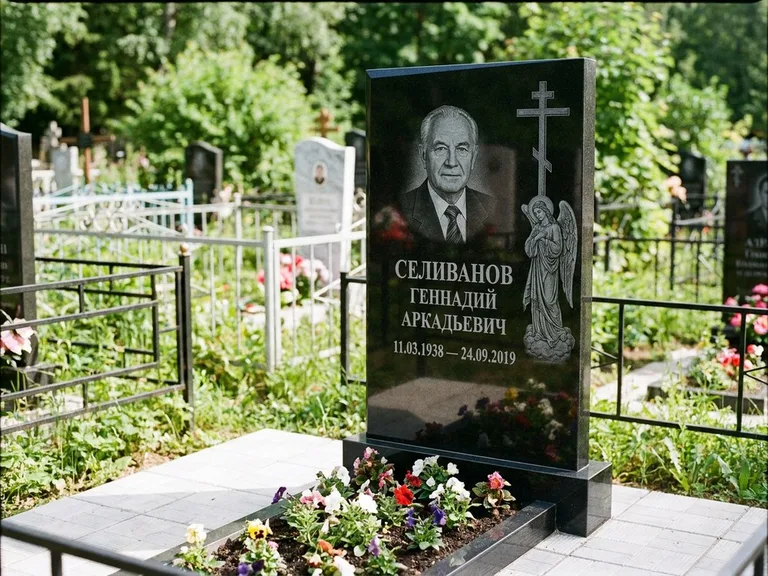 Памятник с гравировкой ангела — гравировка ангела с крестом рядом с эпитафией, работа «Селиванов» в Рязани