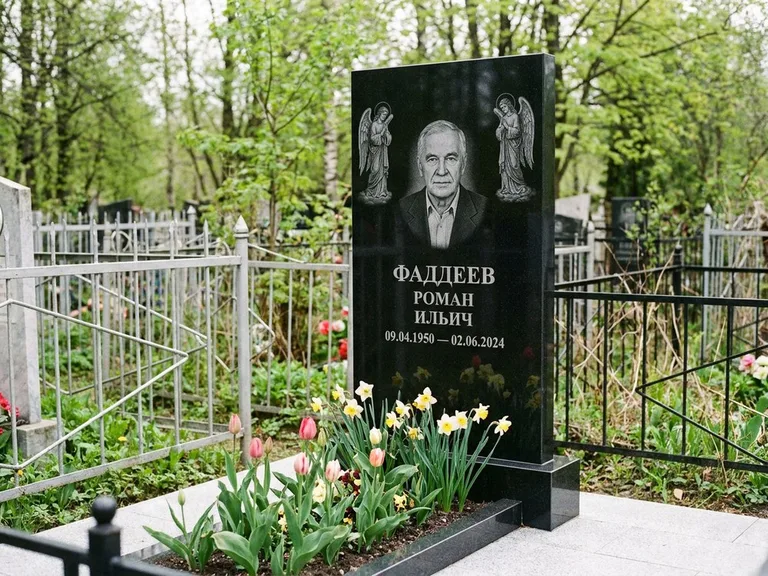 Памятник с гравировкой ангела — гравировка двух ангелов по сторонам портрета, работа «Фаддеев» в Рязани