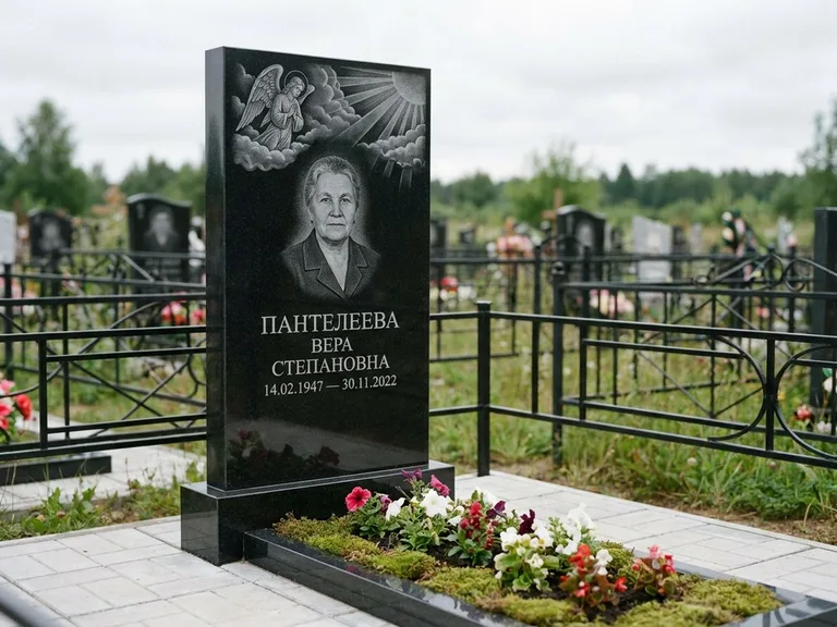 Памятник с гравировкой ангела — гравировка ангела в облаках с лучами над портретом, работа «Пантелеева» в Рязани