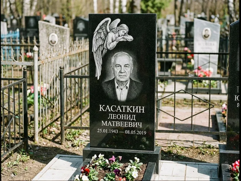 Памятник с гравировкой ангела — белая гравировка скорбящего ангела над портретом, работа «Касаткин» в Рязани