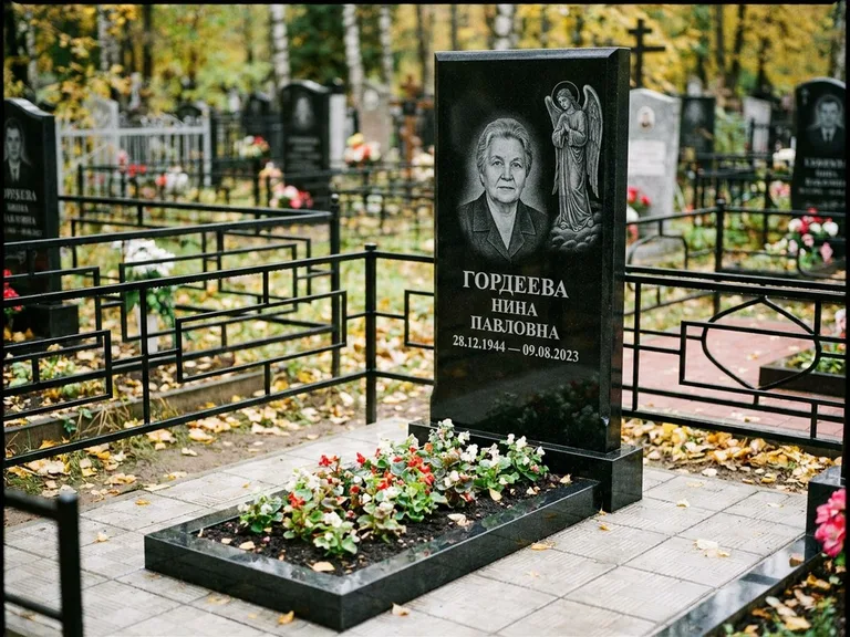 Памятник с гравировкой ангела — гравировка ангела-хранителя сбоку от портрета, работа «Гордеева» в Рязани