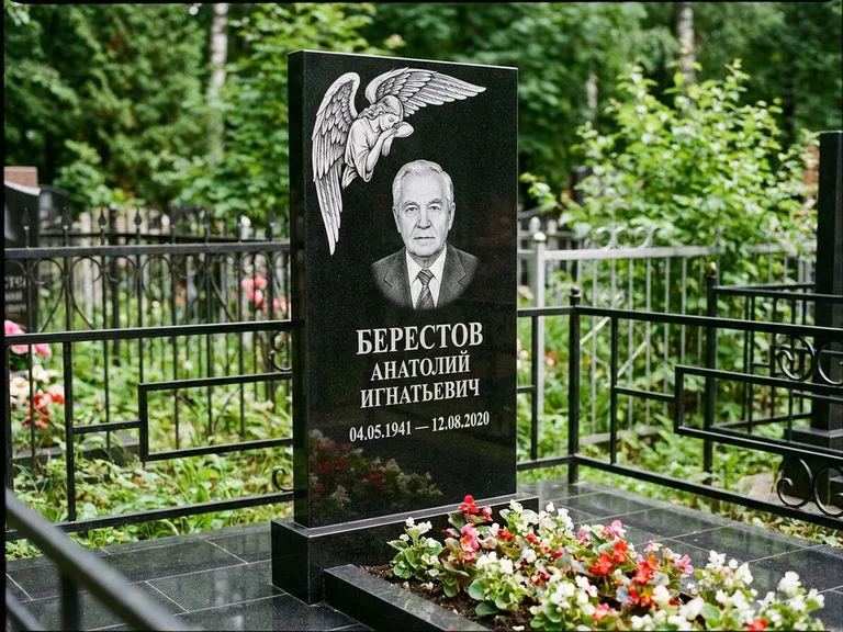 Памятник с гравировкой ангела — гравировка молящегося ангела в верхней части стелы, работа «Свиридов» в Рязани