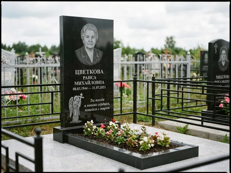 Памятник с гравировкой ангела — гравировка двух ангелов по сторонам портрета, работа «Яковлева» в Рязани