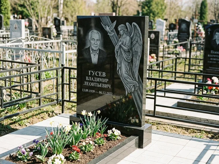 Памятник с гравировкой ангела — гравировка ангела в облаках с лучами над портретом, работа «Пономарёв» в Рязани