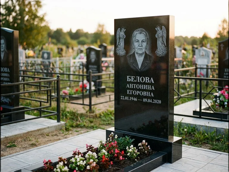 Памятник с гравировкой ангела — белая гравировка скорбящего ангела над портретом, работа «Журавлёва» в Рязани