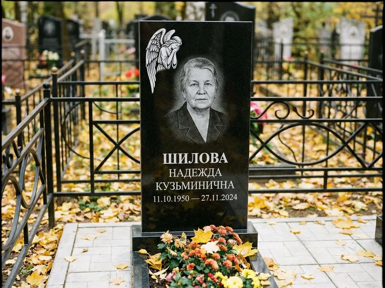 Памятник с гравировкой ангела — гравировка молящегося ангела в верхней части стелы, работа «Гордеева» в Рязани