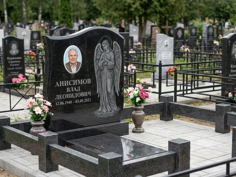 Памятник с гравировкой ангела — белая гравировка скорбящего ангела над портретом, работа «Свиридов» в Рязани
