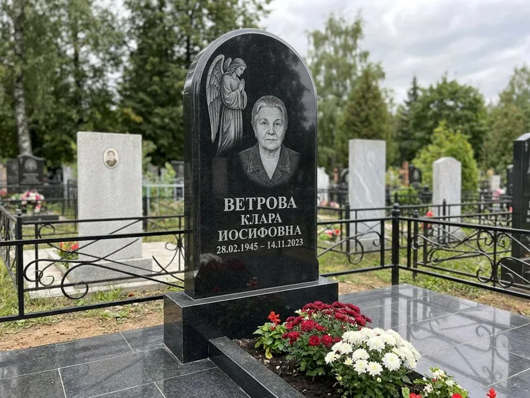 Памятник с гравировкой ангела — гравировка ангела-хранителя сбоку от портрета, работа «Игнатова» в Рязани