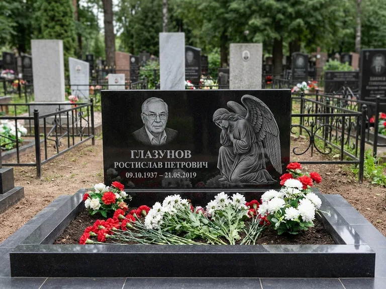 Памятник с гравировкой ангела — гравировка молящегося ангела в верхней части стелы, работа «Доронин» в Рязани