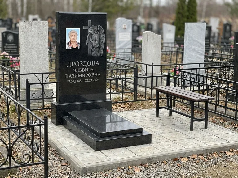 Памятник с гравировкой ангела — гравировка ангела с крестом рядом с эпитафией, работа «Яковлева» в Рязани