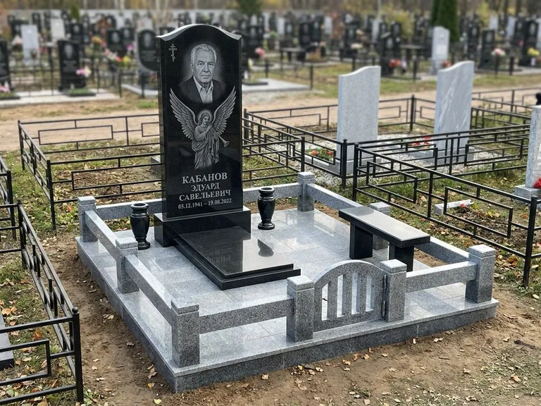 Памятник с гравировкой ангела — гравировка ангела с голубем по диагонали стелы, работа «Пономарёв» в Рязани