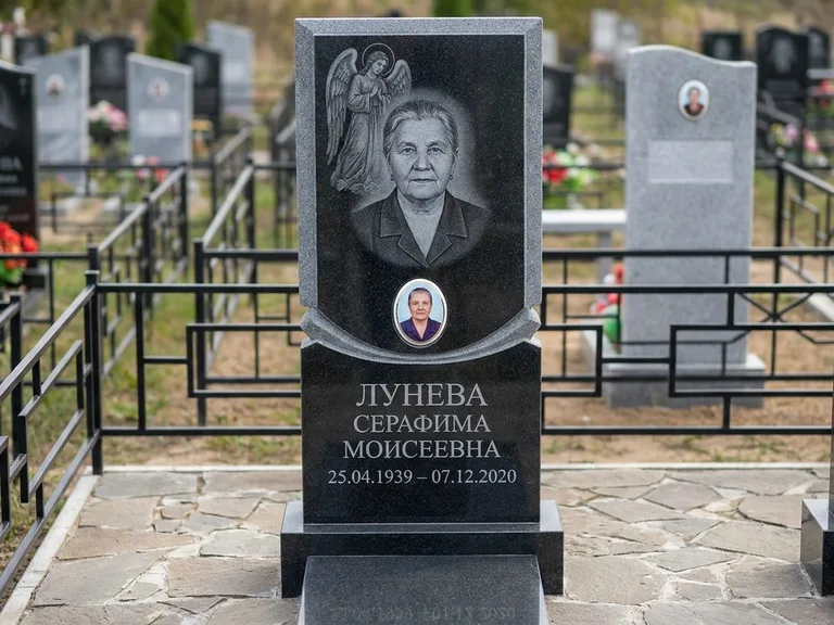 Памятник с гравировкой ангела — гравировка двух ангелов по сторонам портрета, работа «Журавлёва» в Рязани