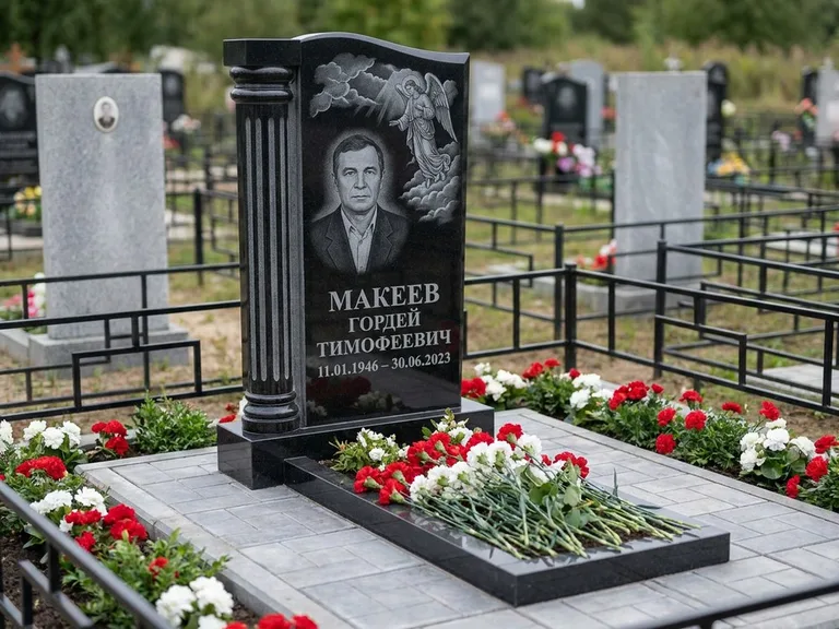 Памятник с гравировкой ангела — гравировка ангела в облаках с лучами над портретом, работа «Селиванов» в Рязани