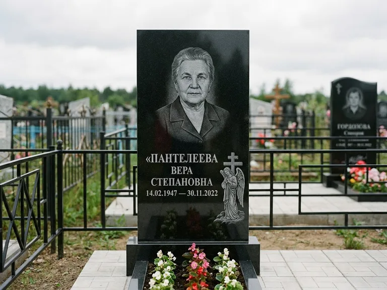 Памятник с гравировкой ангела — гравировка ангела с крестом рядом с эпитафией, работа «Пантелеева» в Рязани