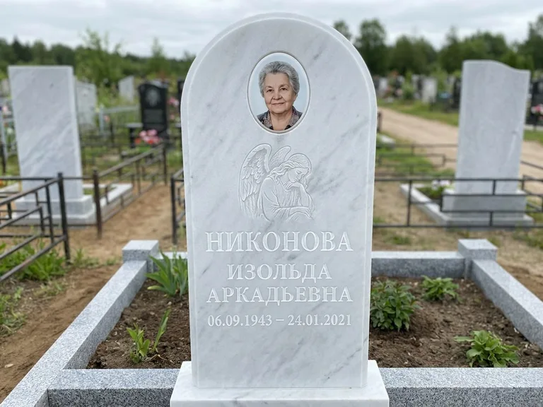 Памятник с гравировкой ангела — белая гравировка скорбящего ангела над портретом, работа «Гордеева» в Рязани