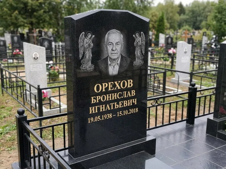 Памятник с гравировкой ангела — гравировка ангела-хранителя сбоку от портрета, работа «Фаддеев» в Рязани