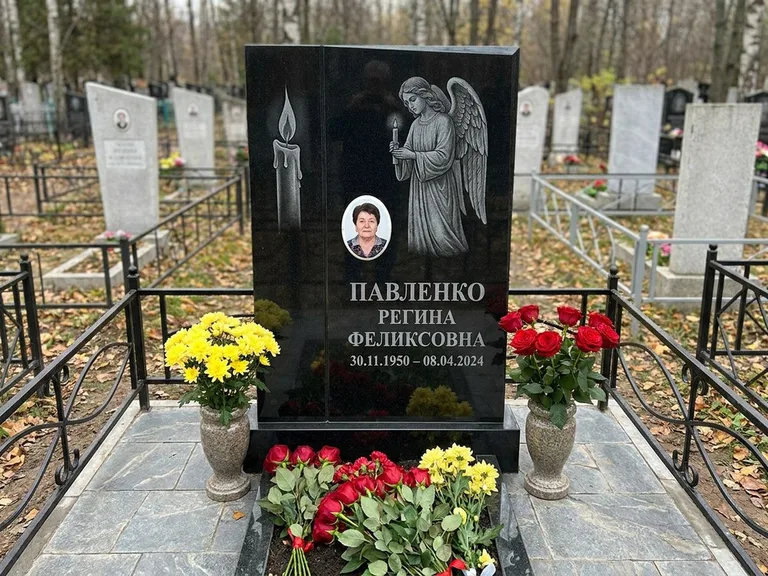 Памятник с гравировкой ангела — гравировка молящегося ангела в верхней части стелы, работа «Пантелеева» в Рязани