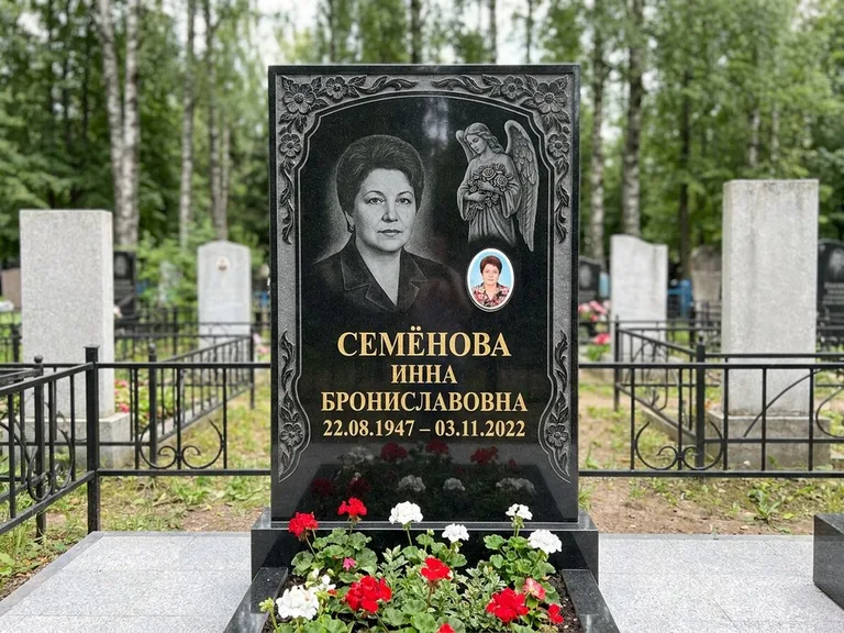 Памятник с гравировкой ангела — гравировка ангела с голубем по диагонали стелы, работа «Лобанова» в Рязани