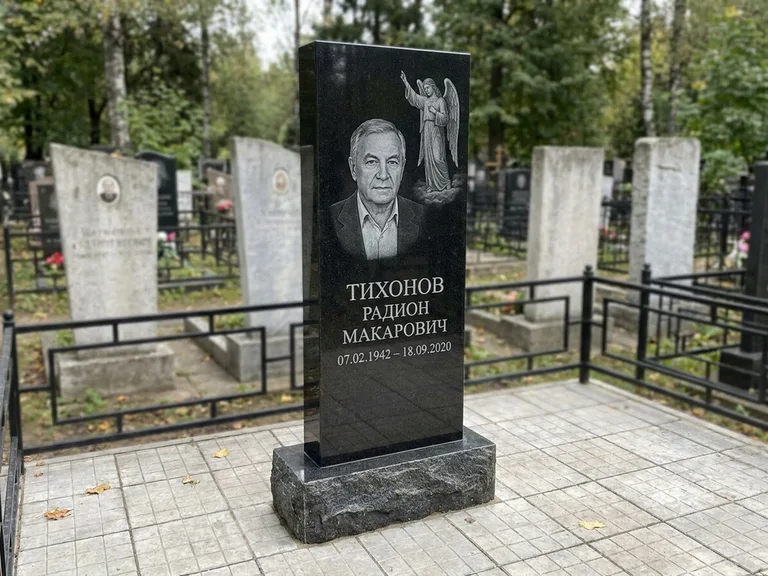 Памятник с гравировкой ангела — гравировка двух ангелов по сторонам портрета, работа «Свиридов» в Рязани