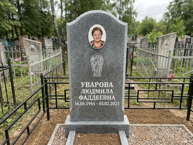 Памятник с гравировкой ангела — гравировка ангела в облаках с лучами над портретом, работа «Игнатова» в Рязани
