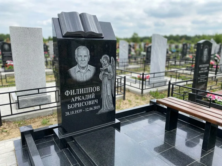 Памятник с гравировкой ангела — белая гравировка скорбящего ангела над портретом, работа «Доронин» в Рязани