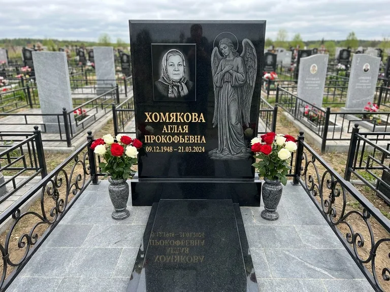 Памятник с гравировкой ангела — гравировка ангела-хранителя сбоку от портрета, работа «Яковлева» в Рязани