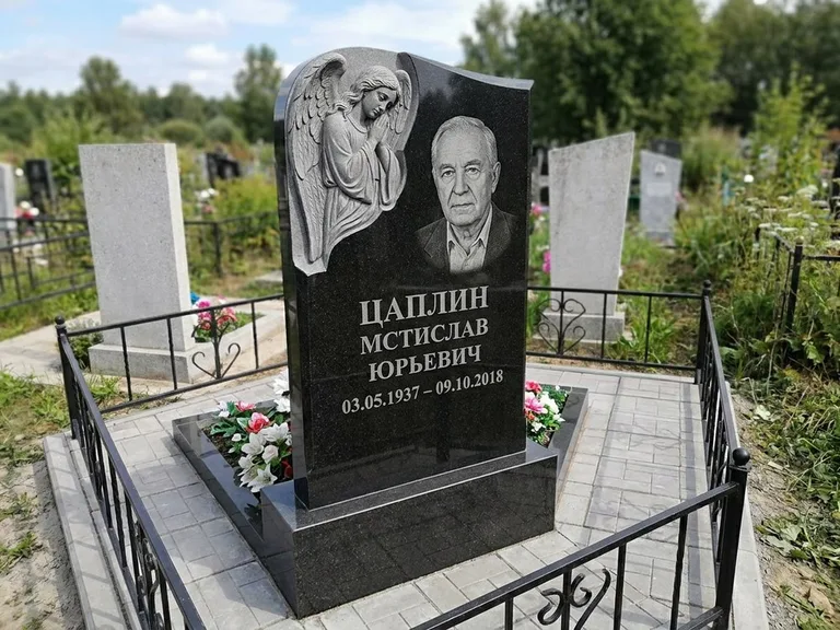 Памятник с гравировкой ангела — гравировка молящегося ангела в верхней части стелы, работа «Пономарёв» в Рязани