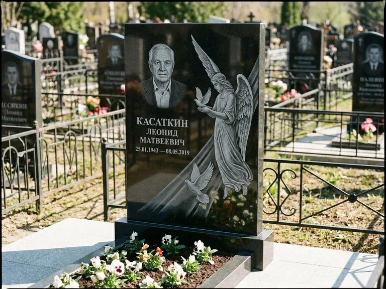 Памятник с гравировкой ангела — гравировка ангела с голубем по диагонали стелы, работа «Касаткин» в Рязани