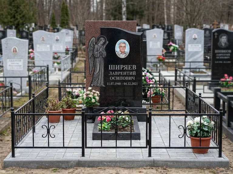 Памятник с гравировкой ангела — гравировка ангела с голубем по диагонали стелы, работа «Селиванов» в Рязани