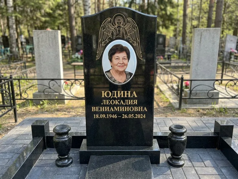 Памятник с гравировкой ангела — гравировка двух ангелов по сторонам портрета, работа «Гордеева» в Рязани